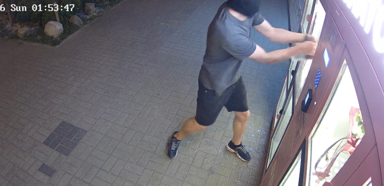 Z łomem ruszył na poznański kwiatomat, zabrał bukiet i uciekł. "Ktoś już drugi raz dochodzi do wniosku, iż nasze bukiety są warte takiego zachodu"