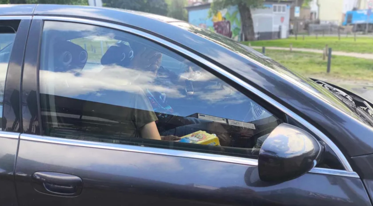 Potrącił rowerzystę, następnie wysiadł z auta i go pobił. Agresywne zachowanie kierowcy na Jeżycach