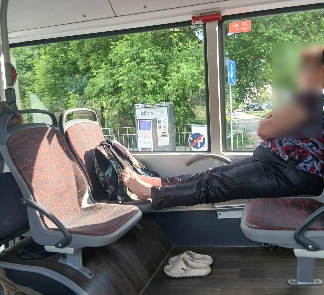 Znowu brudne nogi na siedzeniu w autobusie