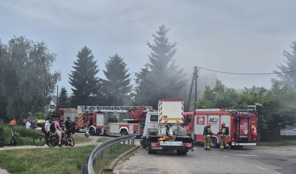 Luboń: ogromny pożar mieszkania. Trzy osoby ewakuowane. Strażacy walczą z żywiołem już ponad 2 godziny