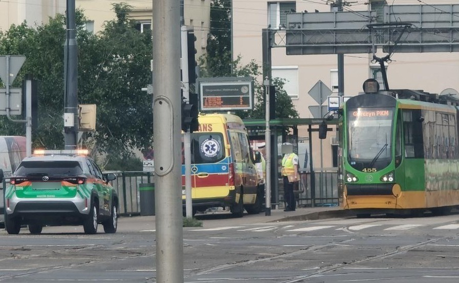 Głogowska/Hetmańska: mężczyzna, który spożywał trunek w tramwaju, przewrócił się. Ruch tramwajowy był wstrzymany