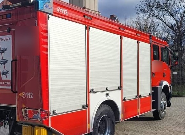 Utrudnienia na S5. Samochód osobowy wpadł w bariery