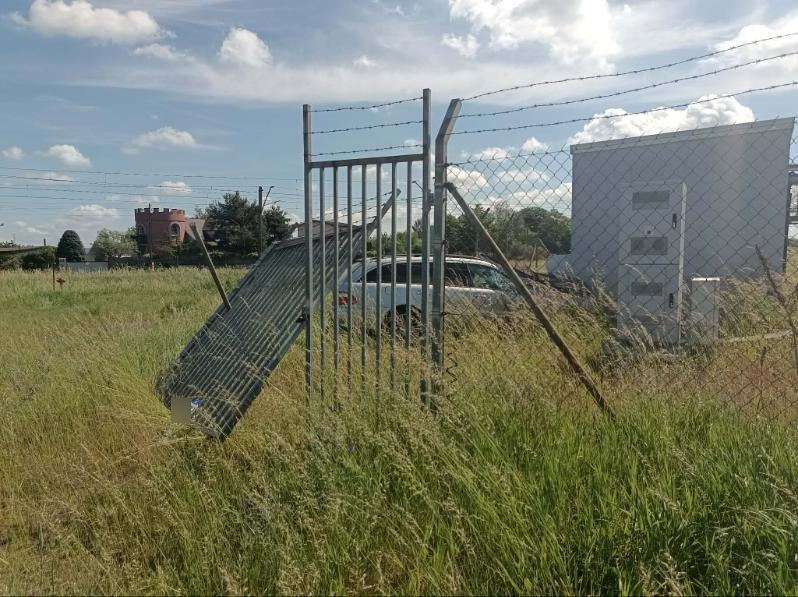 "Przejechał przez dwa ogrodzenia". Nie wiadomo, kto porzucił samochód przy poznańskiej ulicy