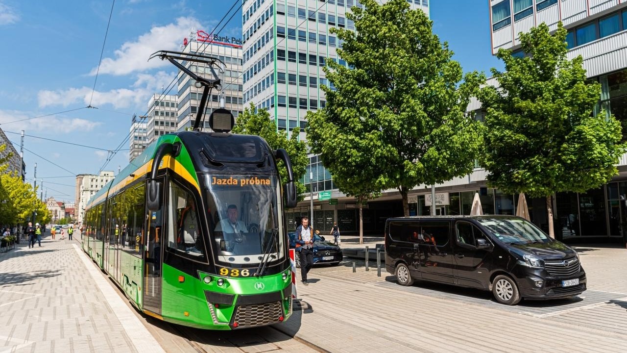 Wstrzymanie ruchu tramwajowego w centrum. Auto zajechało drogę tramwajowi, seniorka upadła w pojeździe