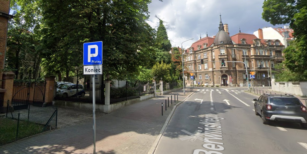 Utrudnienia przy Parku Wilsona. Drzewo przewróciło się na auto