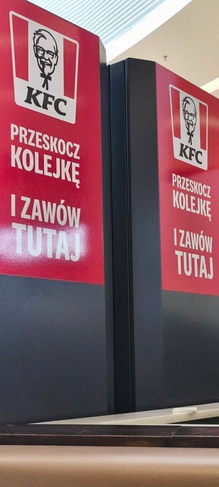 Błąd na plakacie w Food Fyrtlu w galerii Posnania. Klient nie wiedział, czy ma "zamówić czy zawołać" jedzenie