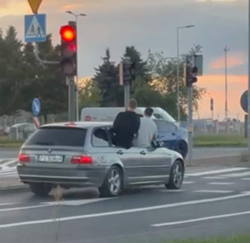 Siedzieli na drzwiach BMW w trakcie jazdy. "Auto ze szrotu zobowiązuje"