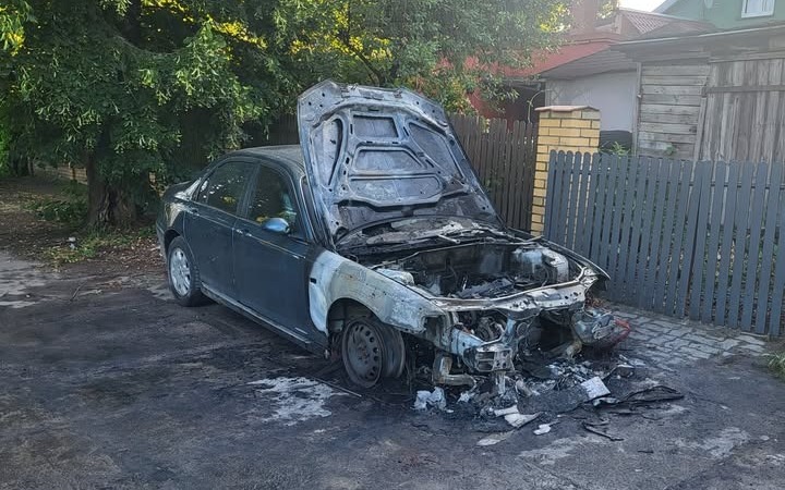 Pożar auta na osiedlu Maltańskim. "Podpalenie? Auto stało bez akumulatora"