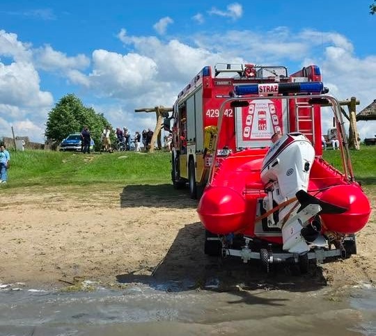 Krok od tragedii na jeziorze w regionie. Przewróciła się łódź