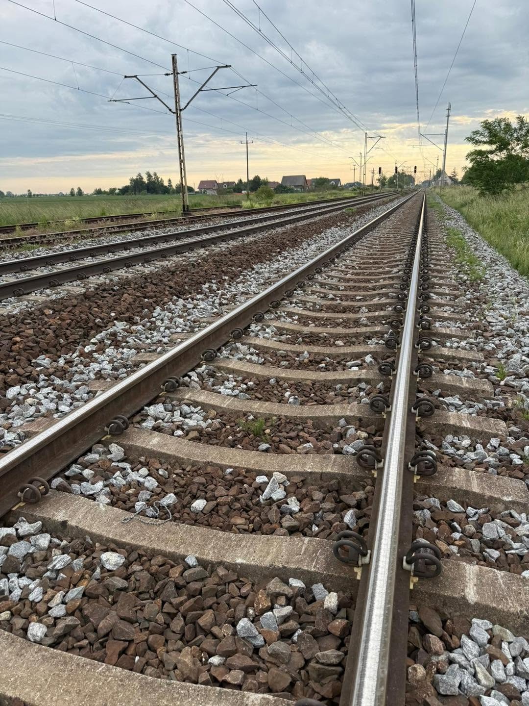 Krok od tragedii w regionie. Mężczyzna chodził po torach, wstrzymano ruch pociągów