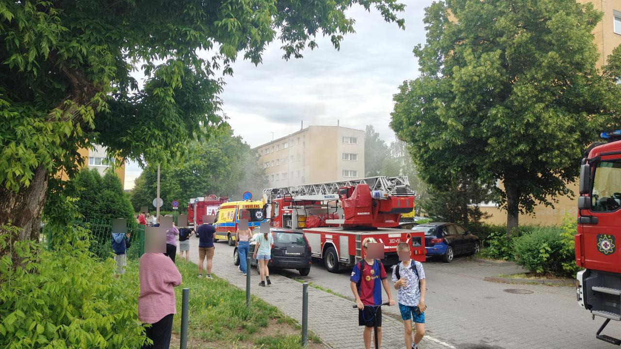 Pożar mieszkania w Poznaniu. Przebywały w nim dwie osoby, po które musieli wejść strażacy