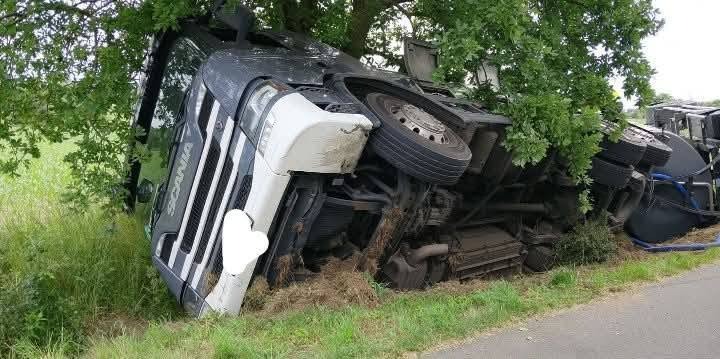 Cysterna z mlekiem wpadła do rowu