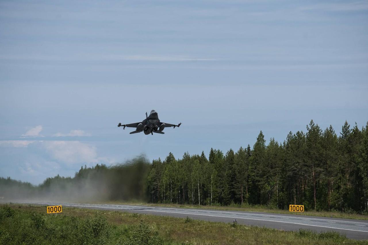 F-16 z Poznania lądowały na drodze w Finlandii. Spektakularne manewry NATO