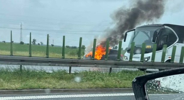 Pożar auta na S5 pod Poznaniem. Utrudnienia