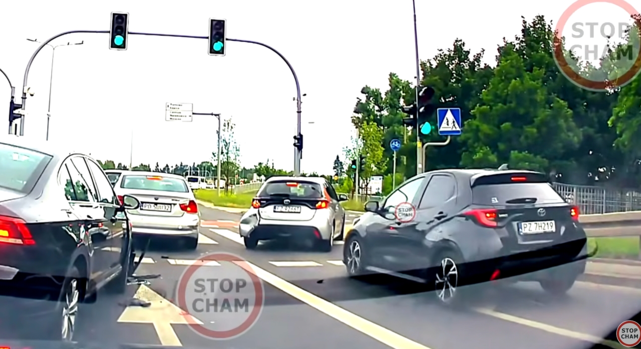 Kolizja na Lechickiej przez psa czy brak odstępu między autami?