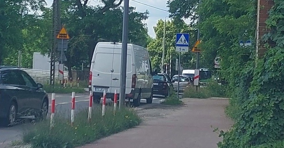 Problemy na poznańskim przejeździe kolejowym. Awaria rogatek i korki