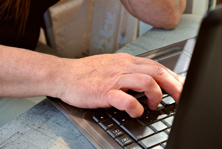Chciał sprzedać przedmiot na OLX, a stracił 9 tysięcy złotych. Policja apeluje