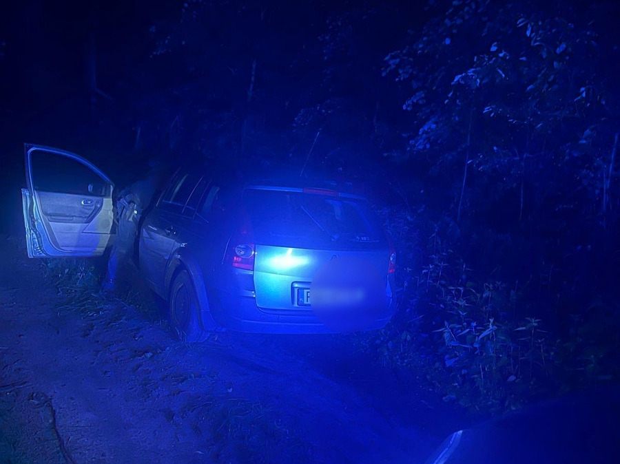 Nietypowy finał nocnej jazdy po lesie. Kierowca Renault Megane tłumaczył, iż chciał porozmawiać z koleżanką