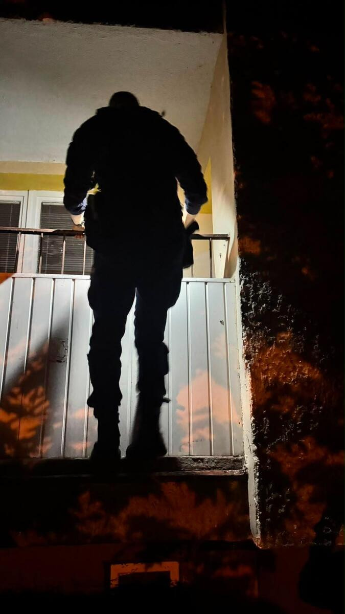 Policjanci interweniowali w mieszkaniu 73-latki z regionu. Wchodzili przez balkon