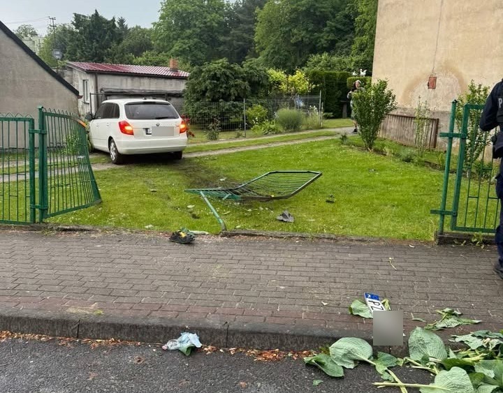 Groźne zdarzenie w Swarzędzu. Pijany kierowca staranował płot i wjechał na prywatną posesję