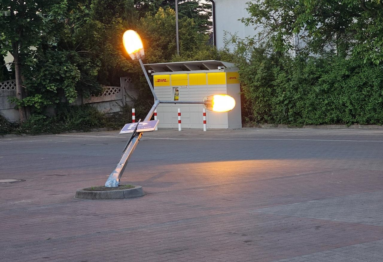 Uszkodzona latarnia przy poznańskim sklepie od tygodni "straszy" na parkingu. "Zagrożenie życia i zdrowia"