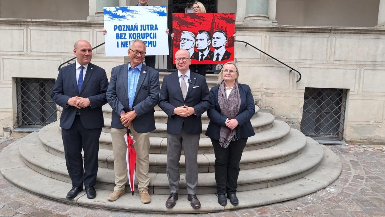 Spotkali się na schodach poznańskiego Ratusza, żeby wyrazić niezadowolenie. "Korupcja w urzędzie czyni z Poznania ogólnopolskie pośmiewisko"