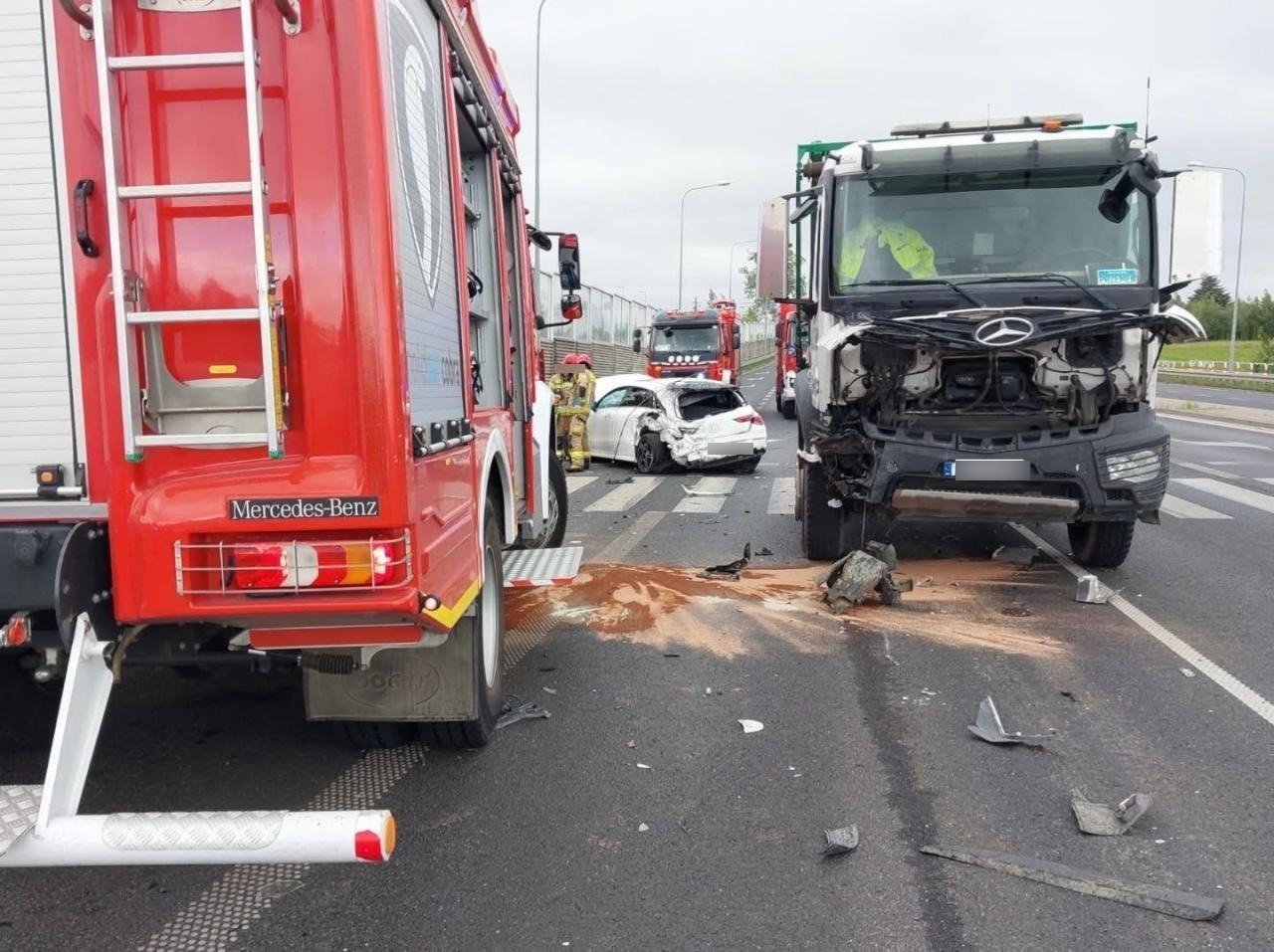 Groźny wypadek w powiecie poznańskim. Dwie osoby ranne po zderzeniu trzech samochodów