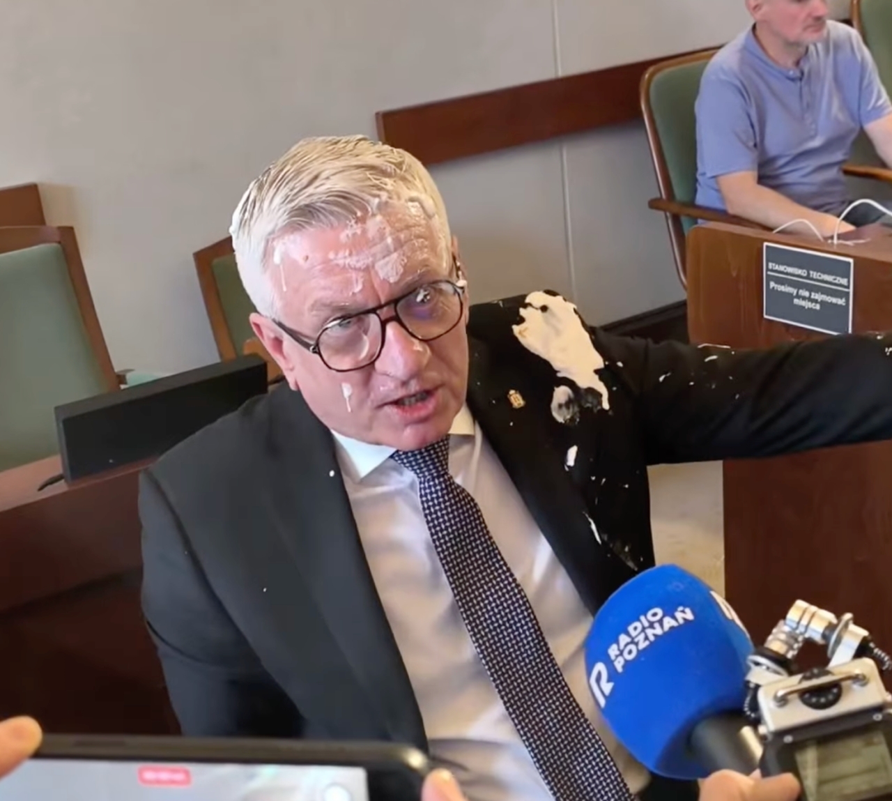 Jacek Jaśkowiak obrzucony ciastem w trakcie sesji Rady Miasta!