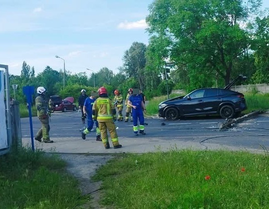 Zderzenie dwóch samochodów w mieście. Droga nieprzejezdna
