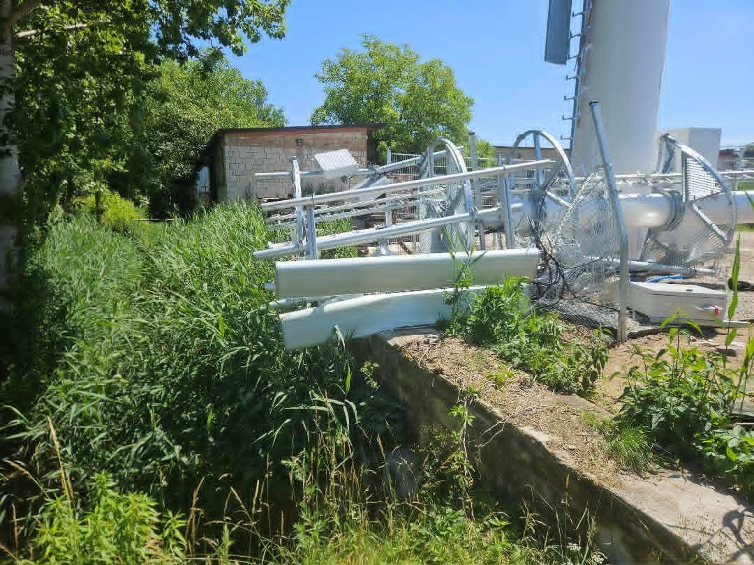 Runął maszt 5G na Junikowie. "Pękły pasy i wszystko poleciało"