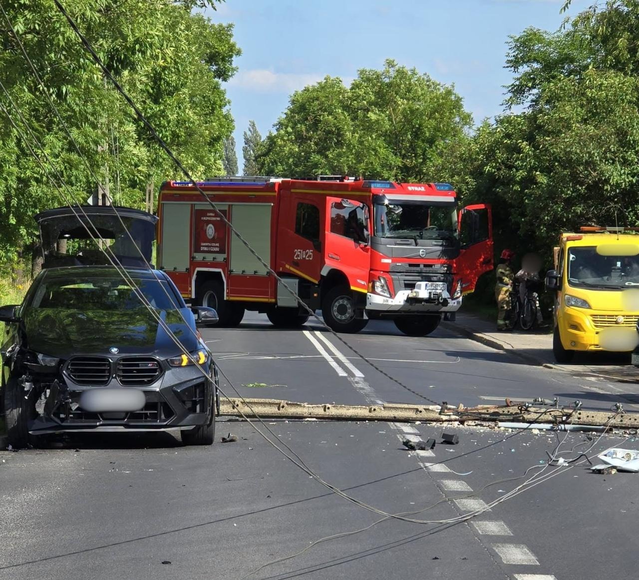 Wołczyńska: na drogę runął żelbetonowy słup elektryczny