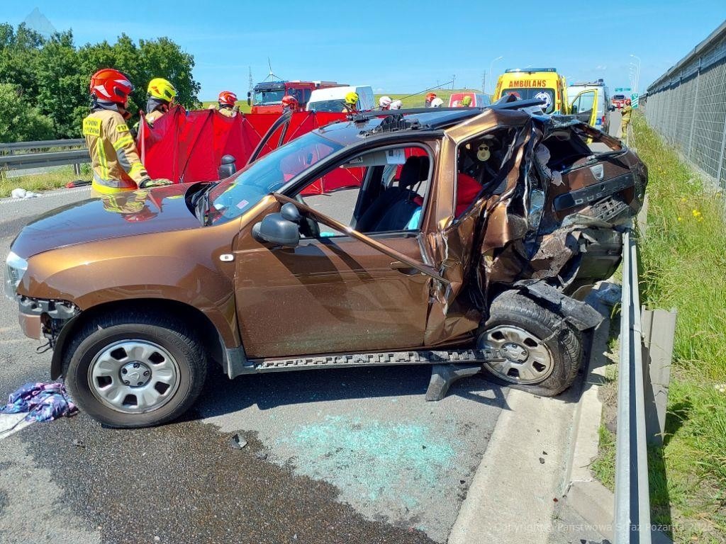 Tragiczny finał wypadku na S11 w regionie. Kurier wjechał w auto stojące na pasie awaryjnym