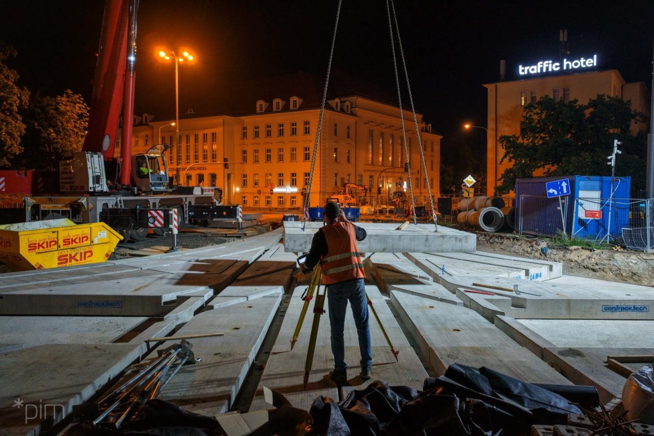 W jedną noc przygotowywali węzeł Wierzbięcice pod układanie torów w stronę Ratajczaka. Znowu wykorzystano prefabrykowane płyty