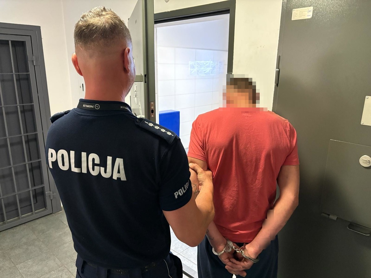 Region. Utrudniał ratownikom udzielanie pomocy kobiecie, zaatakował też policjantów