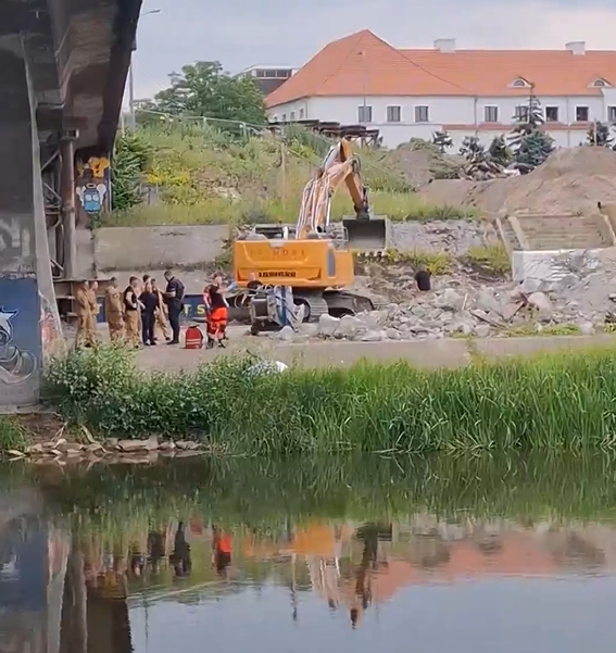 Akcja służb przy remontowanym moście w Poznaniu. Nie żyje mężczyzna