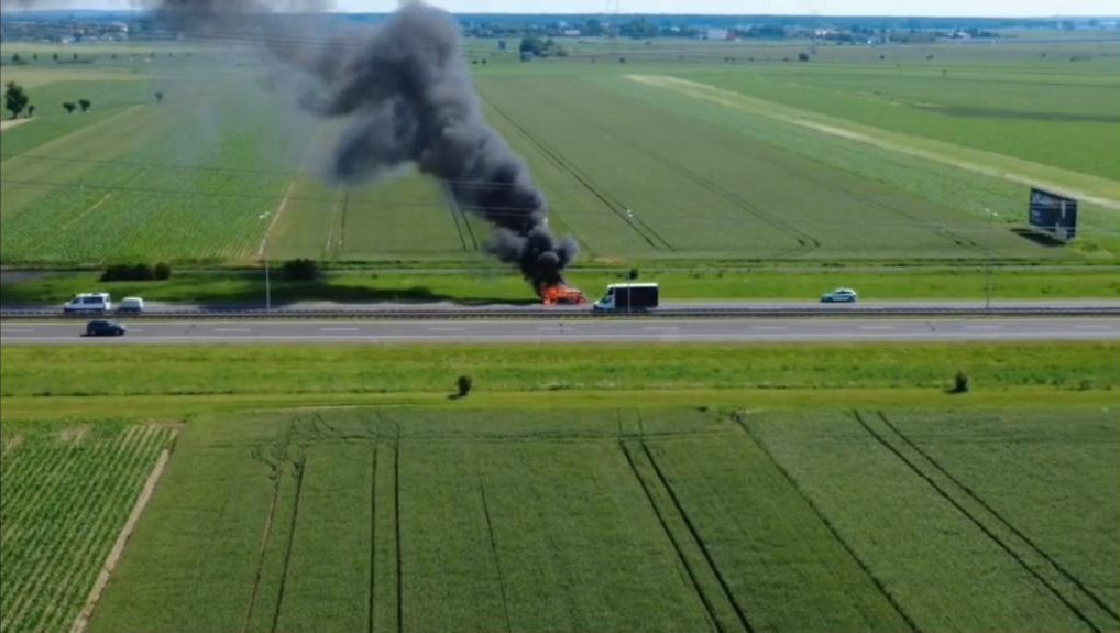 Gęsty dym nad poznańskim odcinkiem A2. Kierowcy stoją w korku