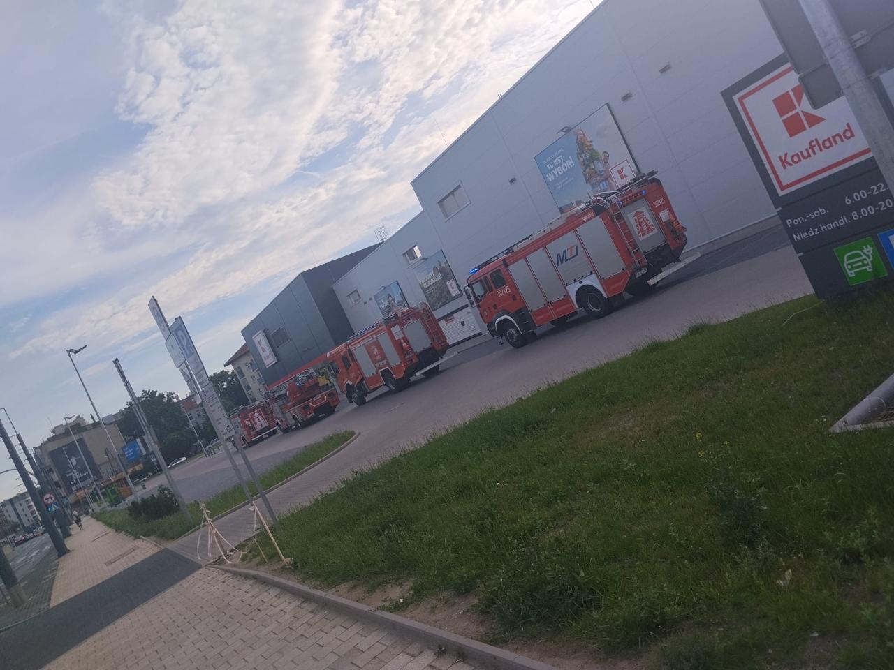 Strażackie zastępy przy jednym z poznańskich hipermarketów