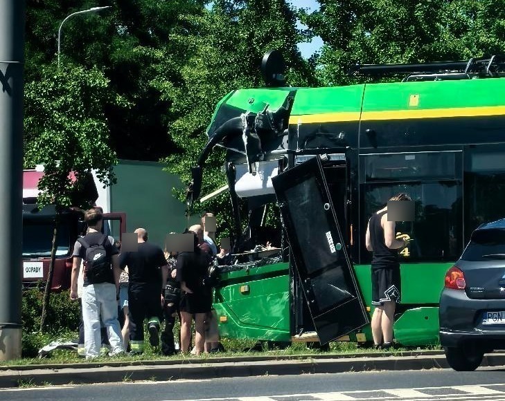 Poważny wypadek na Naramowickiej. Tramwaj zderzył się z autokarem