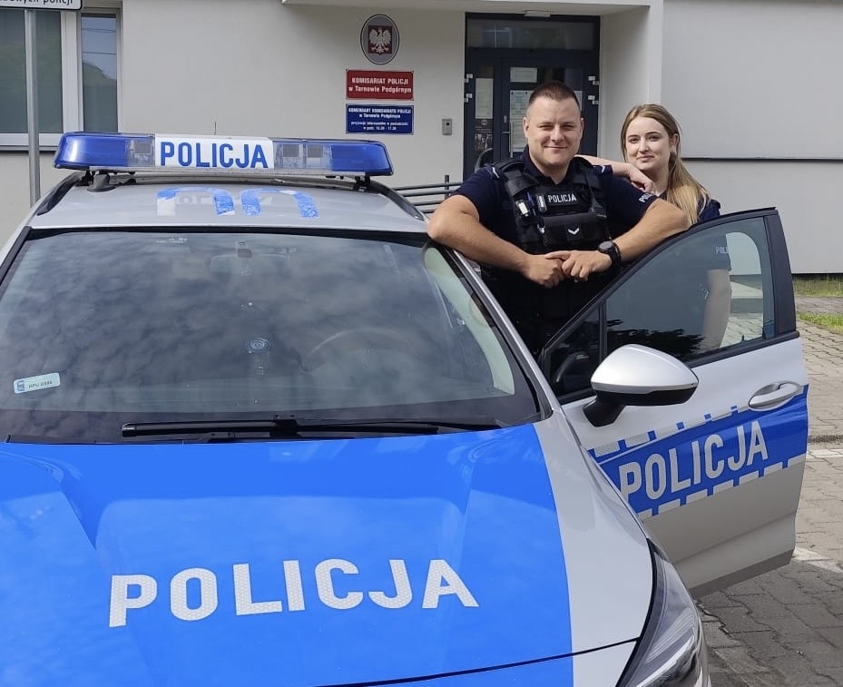 Policjanci uratowali nieprzytomnego mężczyznę z płonącego domu