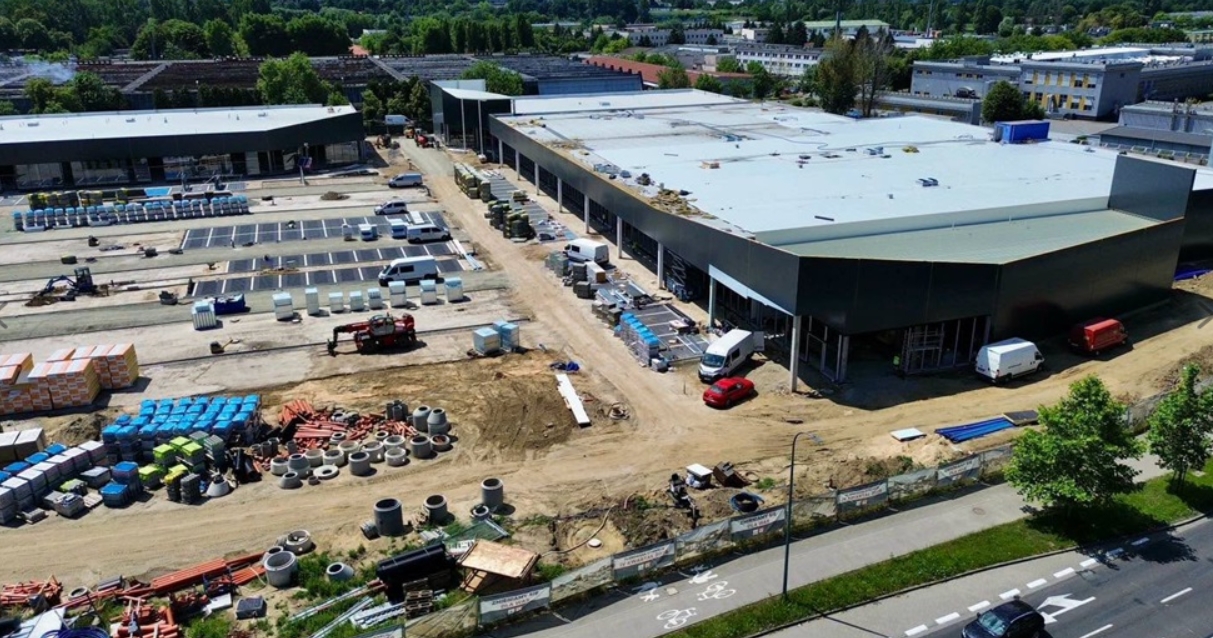 Zburzono obiekt po byłym hipermarkecie Tesco w regionie. Powstaje tu nowy park handlowy