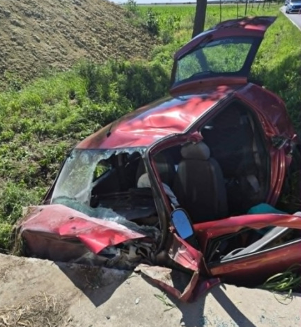 Fatalny wypadek w regionie. Kobieta uderzyła autem w betonowy przepust