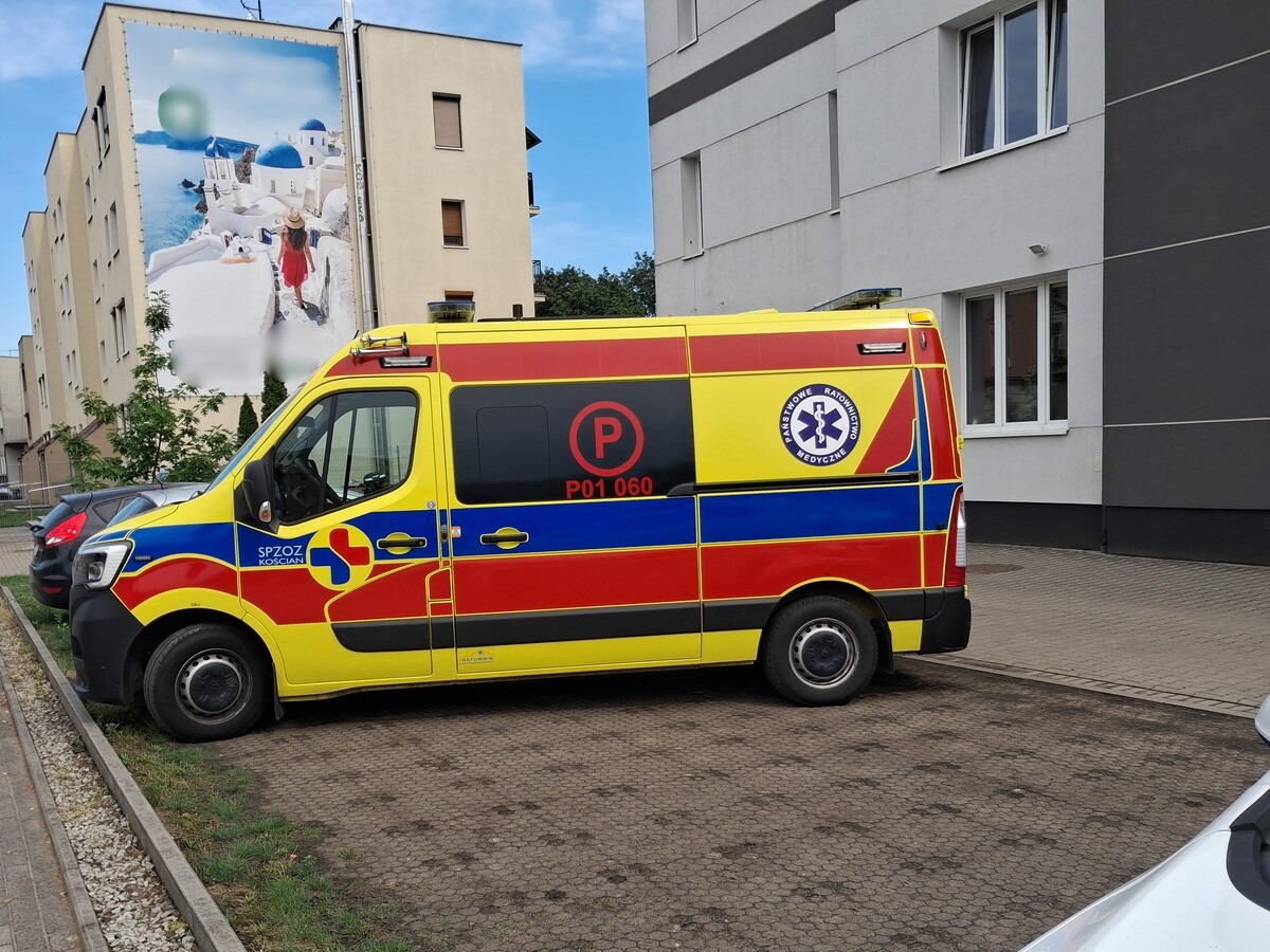Atak na ratownika medycznego w regionie. "Wszedł do ambulansu i uderzył w klatkę piersiową"