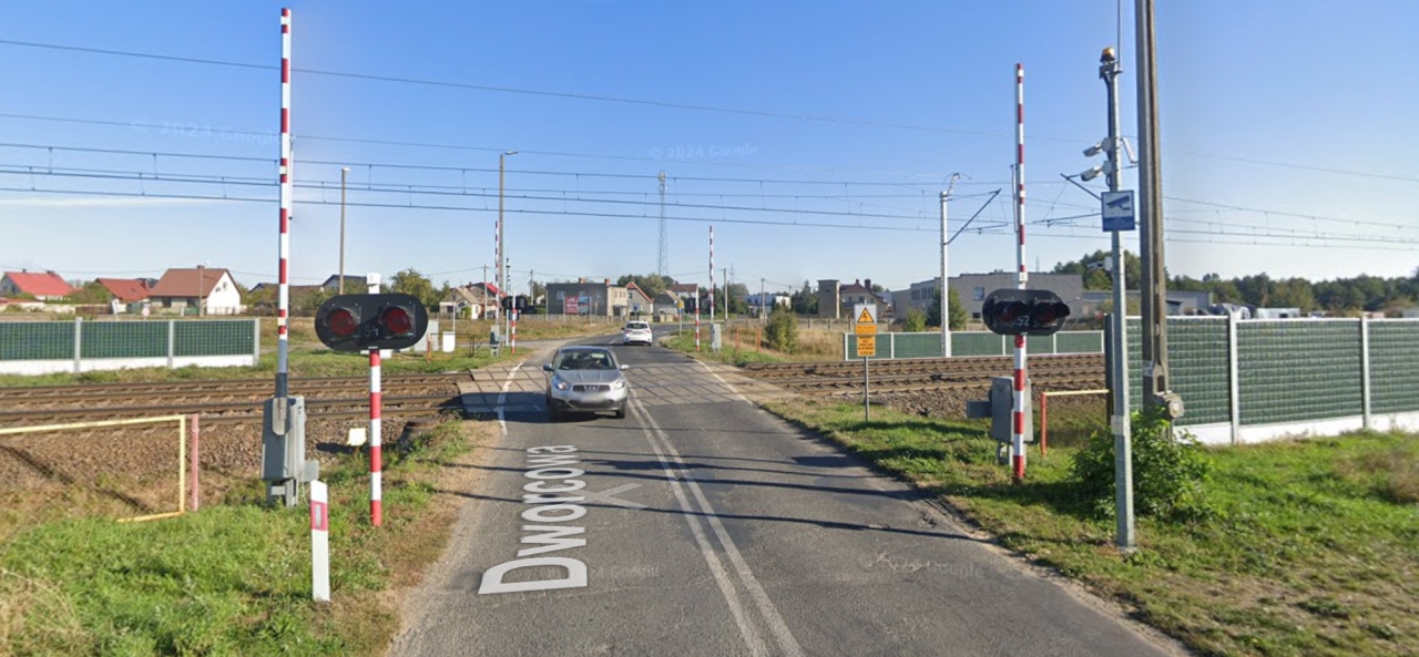 Tragiczne zderzenie samochodu i drezyny na przejeździe kolejowym. Rogatki były podniesione?