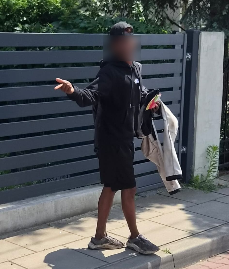 Obcokrajowiec zaczepia dzieci pod szkołą na poznańskim Grunwaldzie. "Rozdaje cukierki, nie przejmuje się obecnością rodziców"