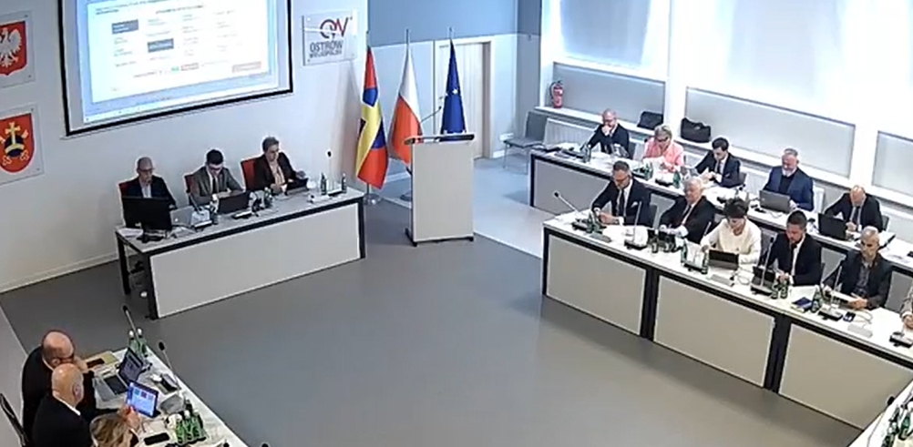 Podczas czerwcowej sesji rady miejskiej odgrodzili się taśmą od mieszkańców. Obawiali się "tortowego ataku"?