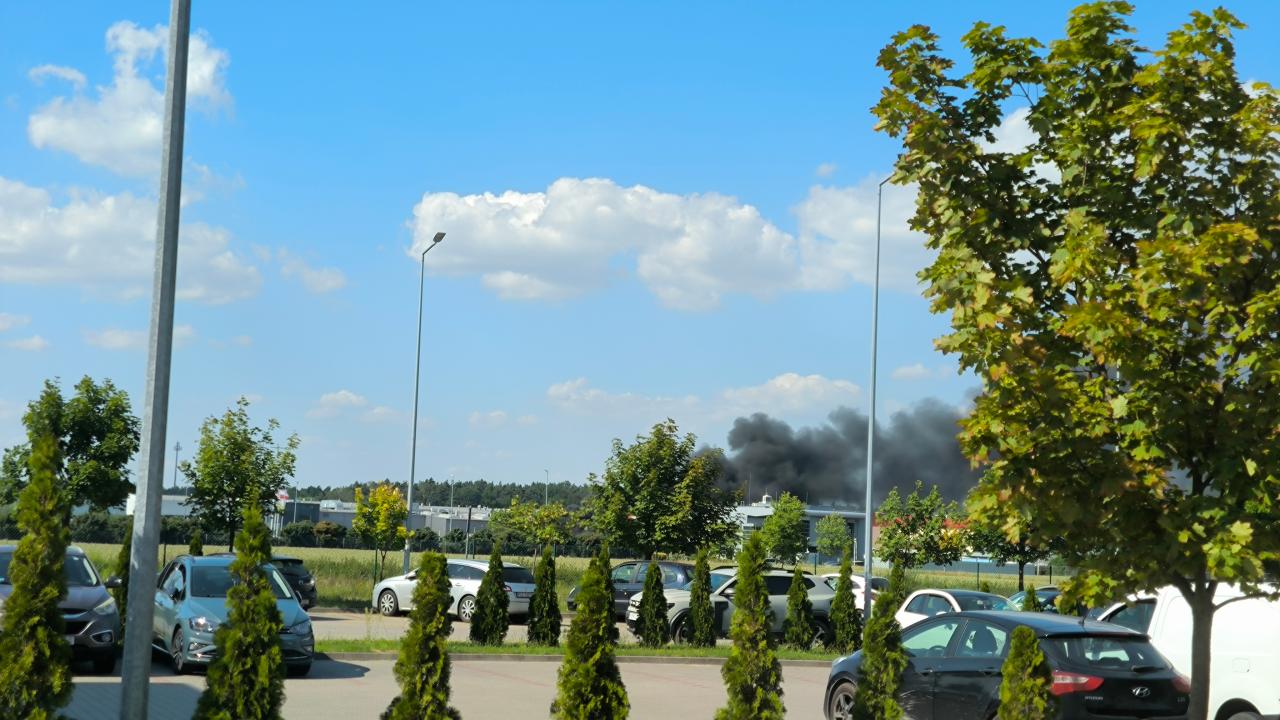 Ciemny, gęsty dym pod Poznaniem