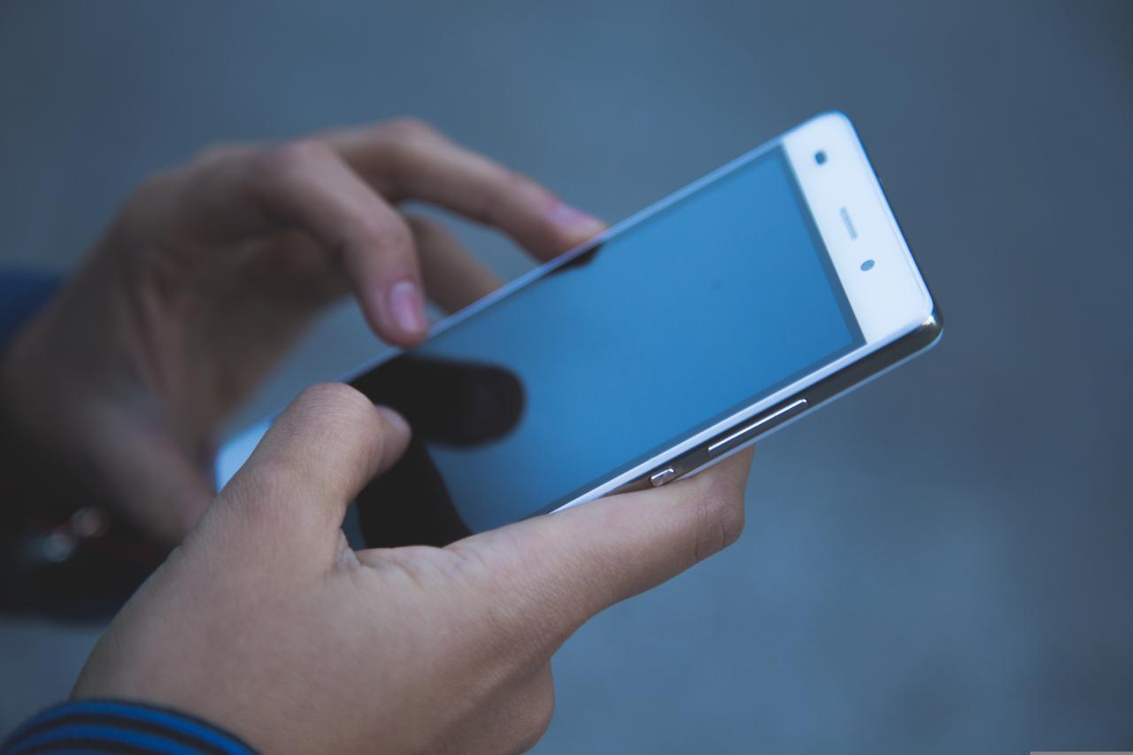 Mieszkaniec naszego regionu wystawiał w internecie telefony w atrakcyjnych cenach. Usłyszał 144 zarzuty