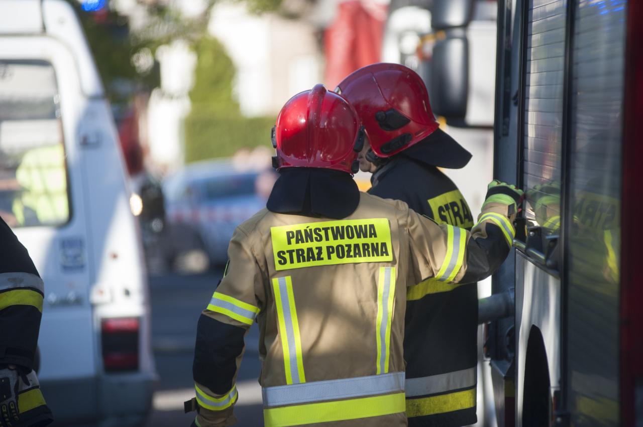 Pożar domu jednorodzinnego pod Poznaniem. Kilkanaście strażackich zastępów w akcji