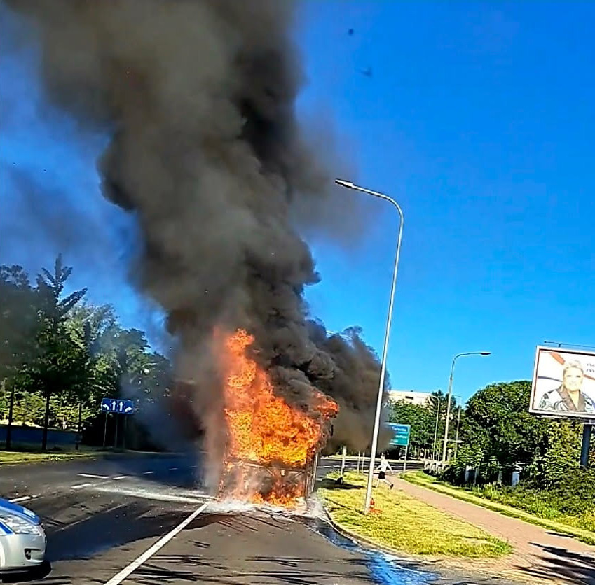 Kłęby ciemnego dymu nad Poznaniem. Autobus MPK cały w ogniu