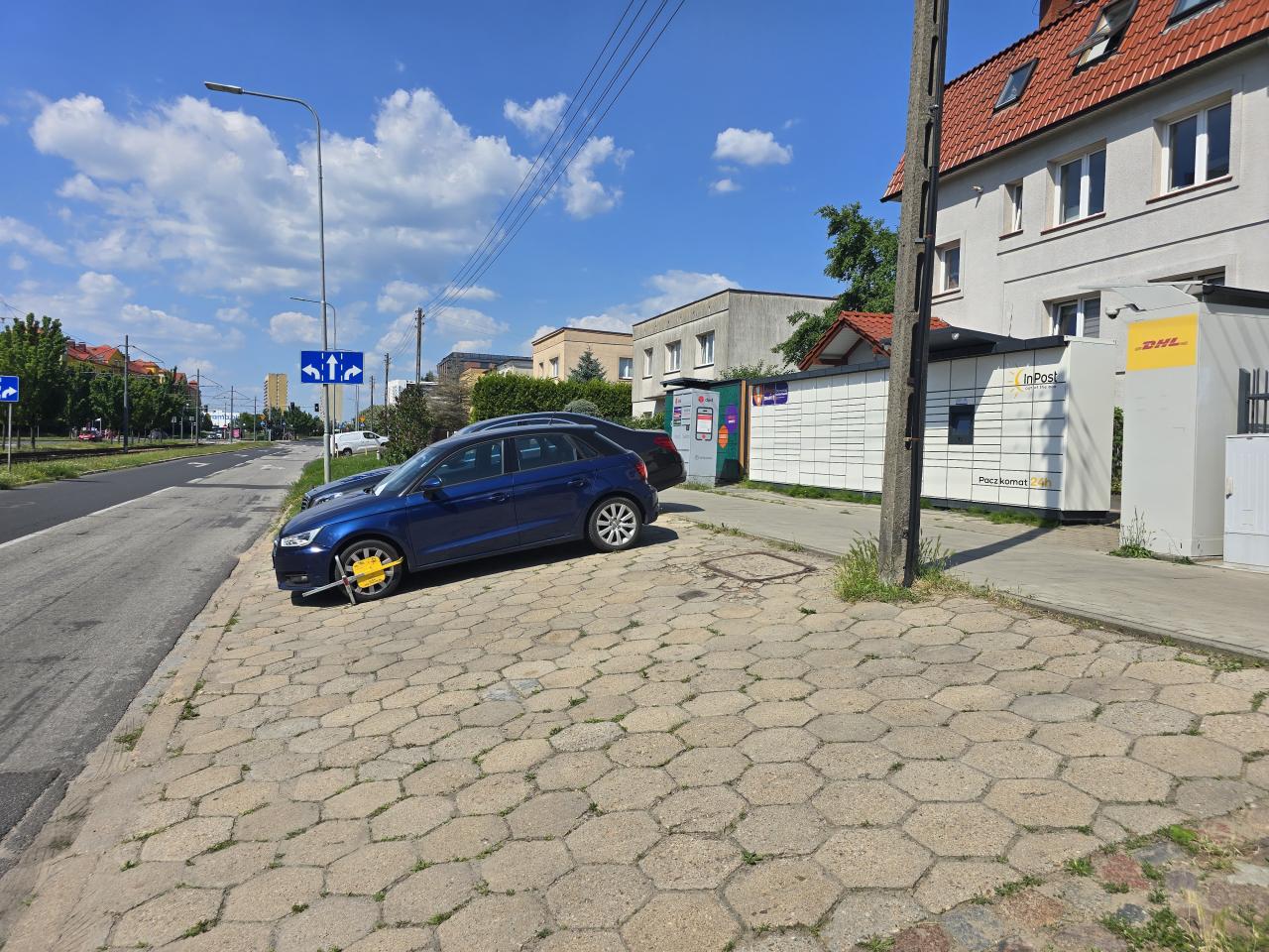 Ustawiony znak zaskoczył mieszkańców jednej z poznańskich ulic. Na kołach samochodów znaleźli blokady